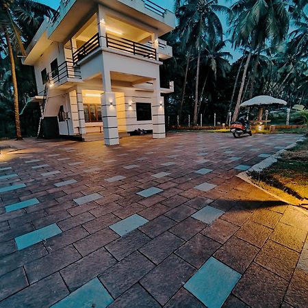 Corniche Beach Resort Mulappilangad Phòng bức ảnh