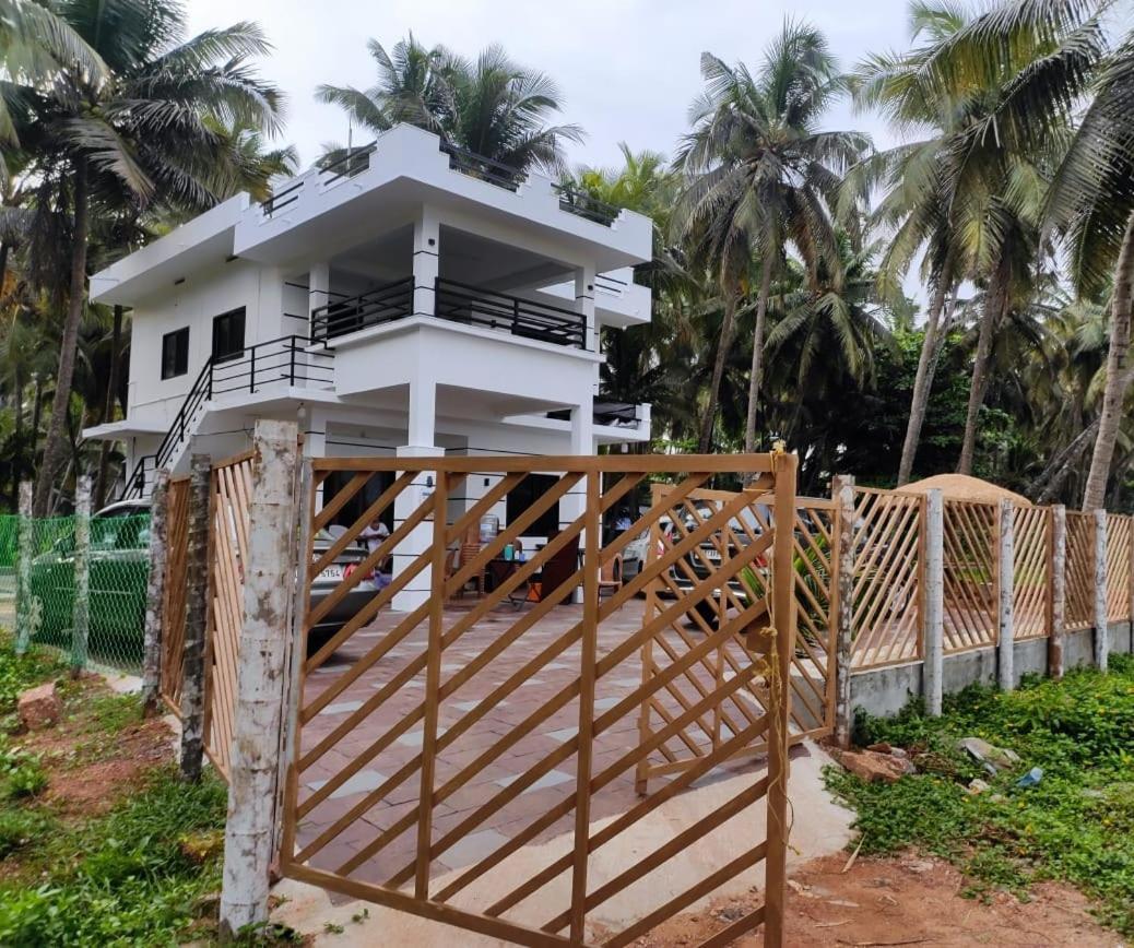 Corniche Beach Resort Mulappilangad Ngoại thất bức ảnh